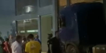 Carreta sem motorista invade restaurante na BR-040 em Minas Gerais; veja vídeo