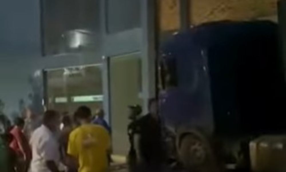 Carreta sem motorista invade restaurante na BR-040 em Minas Gerais; veja vídeo