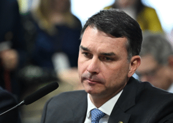 Flávio pede monitoramento e pressão diplomática por ‘eleições justas’ no Brasil em discurso nos EUA