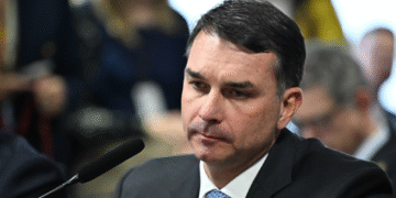 Flávio pede monitoramento e pressão diplomática por ‘eleições justas’ no Brasil em discurso nos EUA