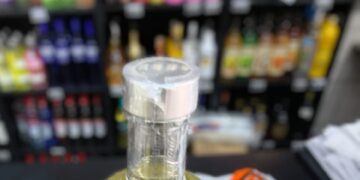 Ação conjunta apreende 13 garrafas de vodka falsificada em Campinas