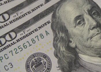 Dólar fecha em R$ 5,28 com preocupações sobre Oriente Médio