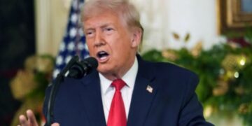 Trump diz que ‘grande onda’ de ataques ‘está chegando em breve’ no Irã