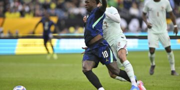 Com Vini Jr. apagado, Brasil perde amistoso contra França por 2 a 1