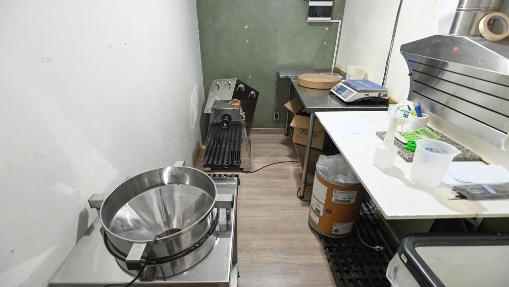 Vigilância Sanitária de Campinas fecha farmácia clandestina e apreende 3 toneladas de matéria-prima