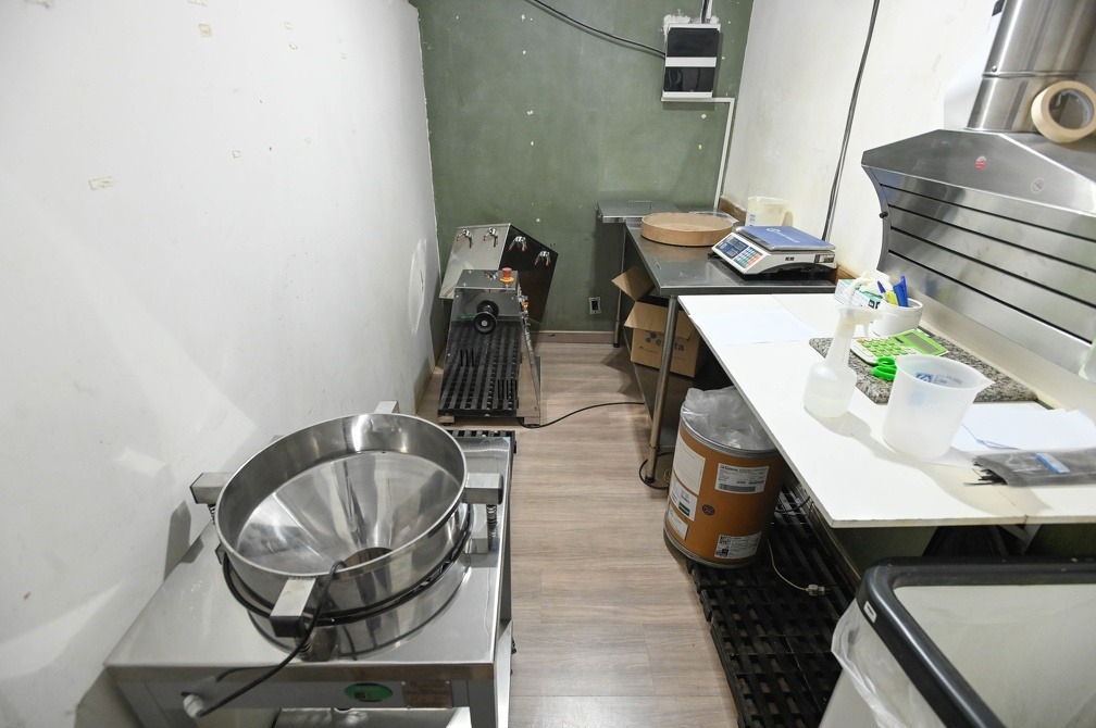 Vigilância Sanitária de Campinas fecha farmácia clandestina e apreende 3 toneladas de matéria-prima