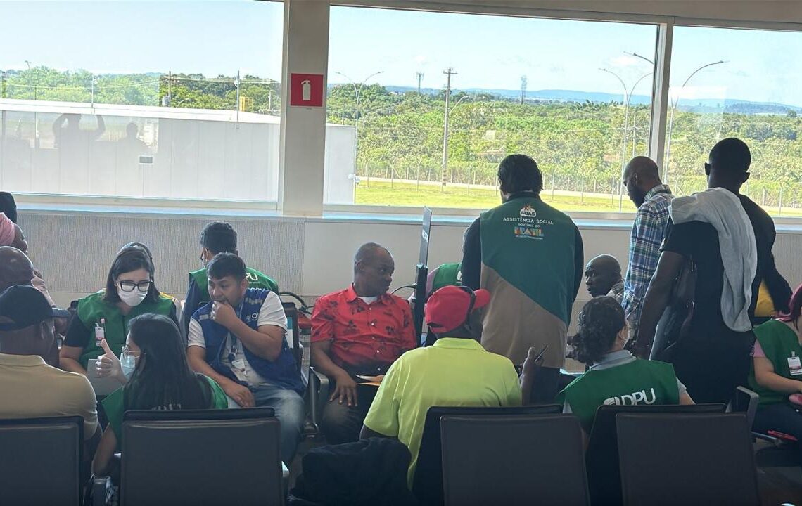 Haitianos são liberados após 55 horas retidos em Viracopos