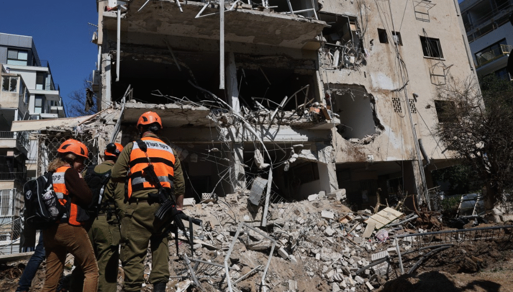 Irã e Israel intensificam ataques apesar de Trump falar em negociações de paz