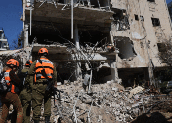 Irã e Israel intensificam ataques apesar de Trump falar em negociações de paz