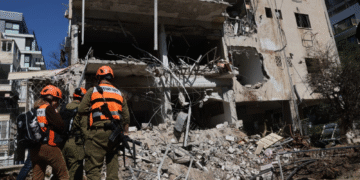 Irã e Israel intensificam ataques apesar de Trump falar em negociações de paz