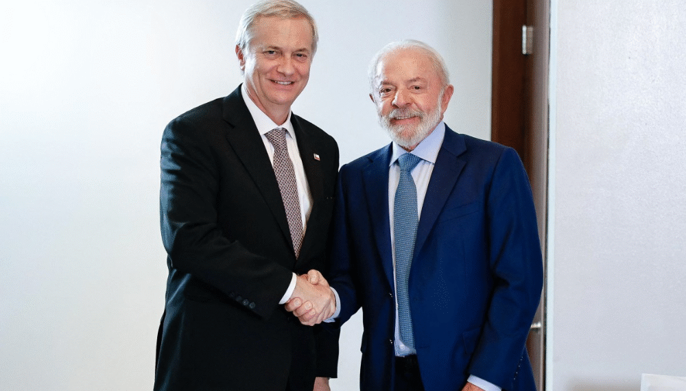 Lula desiste de ir à posse de Kast no Chile, que terá as presenças de Flávio e Eduardo