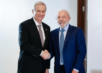 Lula desiste de ir à posse de Kast no Chile, que terá as presenças de Flávio e Eduardo