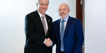 Lula desiste de ir à posse de Kast no Chile, que terá as presenças de Flávio e Eduardo