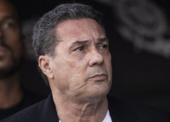 Luxemburgo recebe alta do hospital: ‘Enverga, mas não quebra’