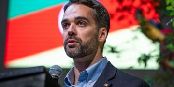 ‘Não dá para buscar soluções externas’, diz Leite sobre EUA rotularem PCC e CV como terroristas