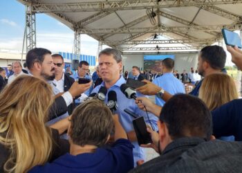 Tarcísio reafirma apoio a Flávio Bolsonaro, e diz que cenário  segue polarizado entre Lula e seu grupo