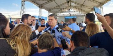 Tarcísio reafirma apoio a Flávio Bolsonaro, e diz que cenário  segue polarizado entre Lula e seu grupo