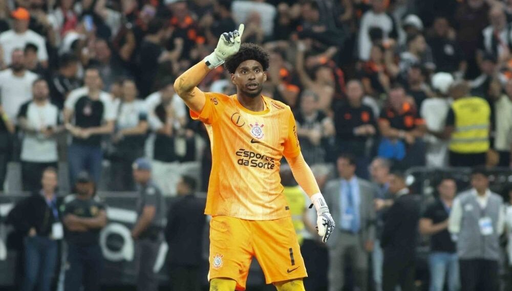 Hugo Souza é convocado por Ancelotti para substituir Alisson na seleção