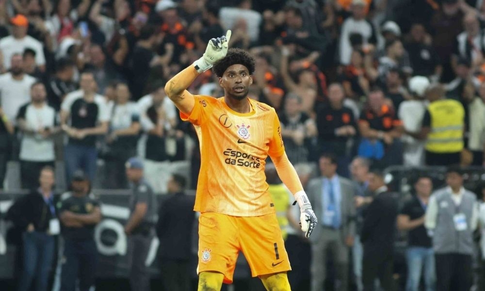 Hugo Souza é convocado por Ancelotti para substituir Alisson na seleção