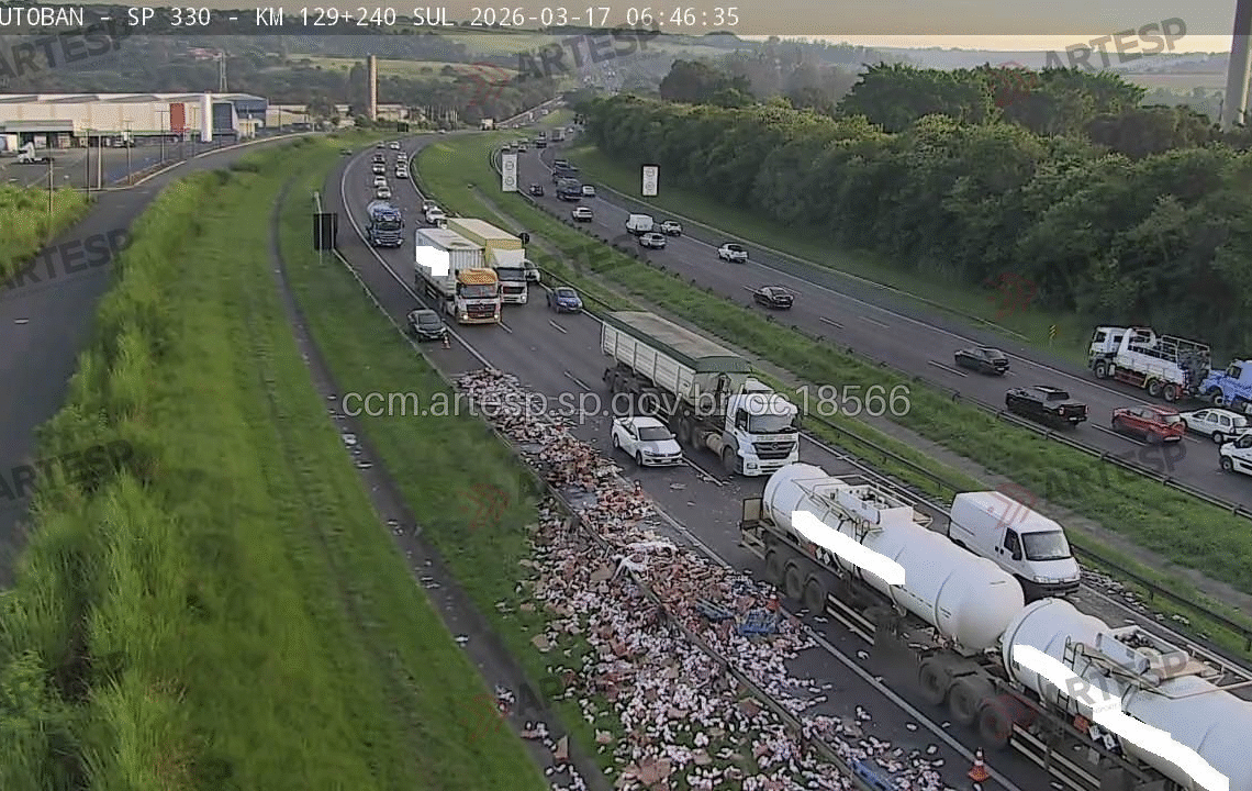 Caminhão com carga de leite tomba e interdita a Via Anhanguera em Americana