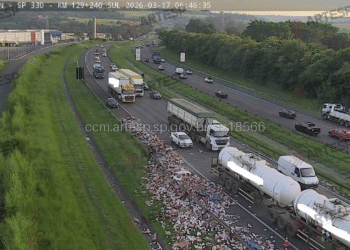 Caminhão com carga de leite tomba e interdita a Via Anhanguera em Americana