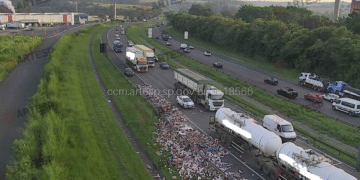 Caminhão com carga de leite tomba e interdita a Via Anhanguera em Americana