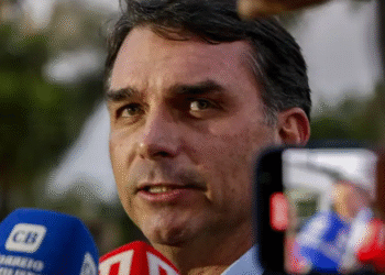Moraes libera visita de Flávio a Bolsonaro, mas nega livre acesso a Renan e Carlos