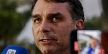 Moraes libera visita de Flávio a Bolsonaro, mas nega livre acesso a Renan e Carlos