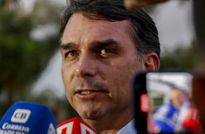 Moraes libera visita de Flávio a Bolsonaro, mas nega livre acesso a Renan e Carlos