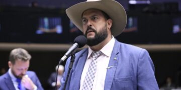 Semana começa com os olhos na domiciliar de Bolsonaro — e Zé Trovão diz: ‘Ponto mais sensível’