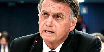 Bolsonaro apresenta melhora, mas segue na UTI