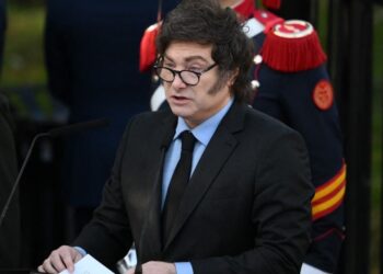 Popularidade de Javier Milei desaba e atinge o nível mais baixo em dois anos