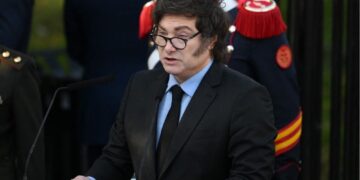 Popularidade de Javier Milei desaba e atinge o nível mais baixo em dois anos