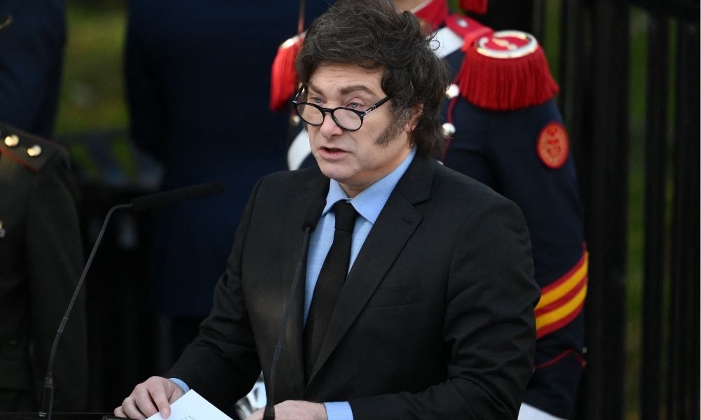 Popularidade de Javier Milei desaba e atinge o nível mais baixo em dois anos