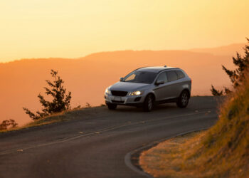 Bateria do carro no calor: por que descarrega mais e como evitar