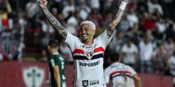 São Paulo vence Chapecoense e assume liderança do Brasileirão na estreia de Roger Machado