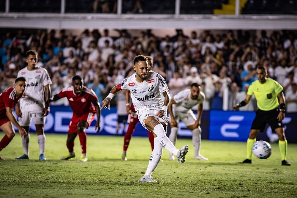 Em derrota do Santos, Neymar joga mal e não consegue impressionar Ancelotti