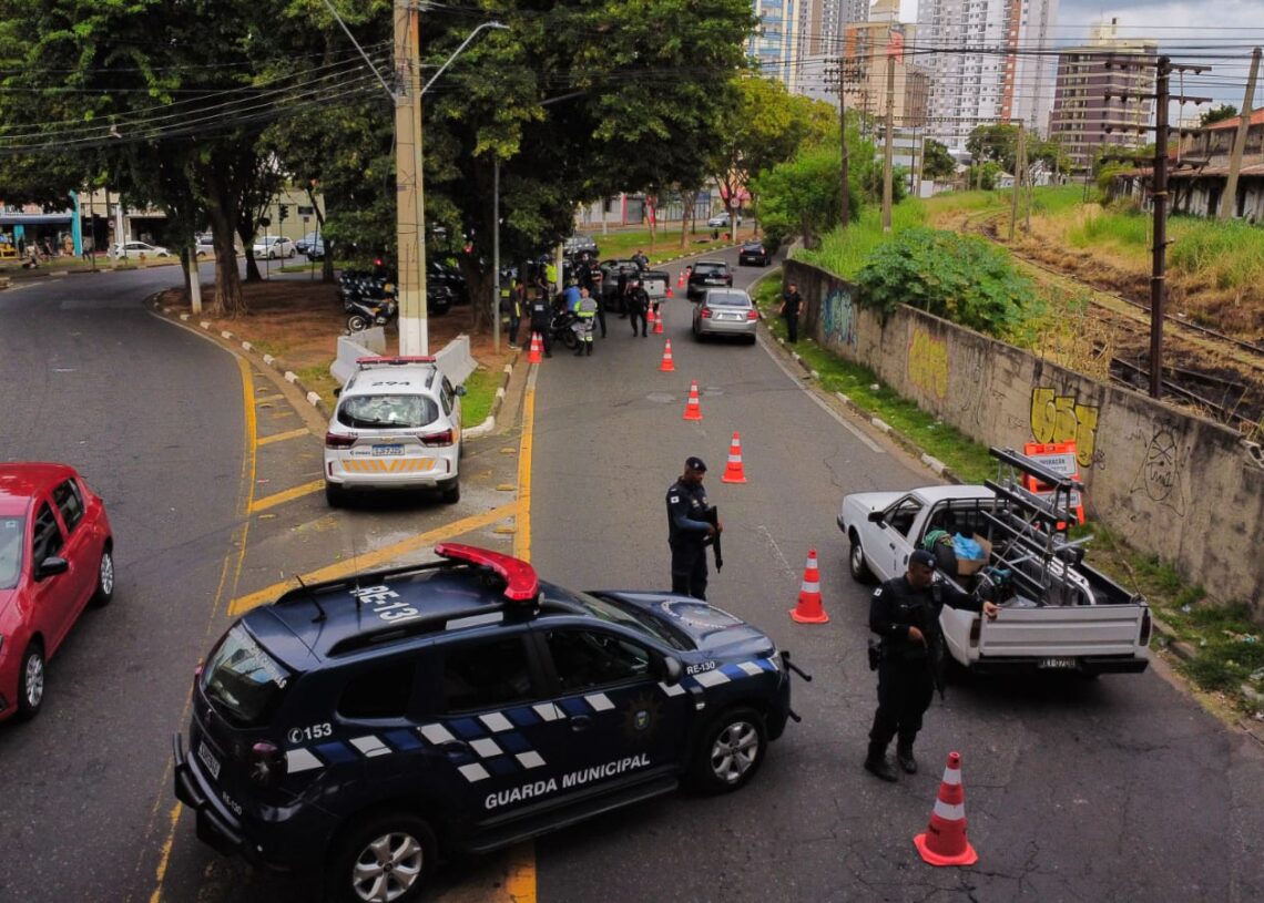 Operação no Centro de Campinas fecha comércios e apreende drogas e máquinas caça-níqueis