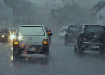 Aquaplanagem: o que fazer para não perder o controle do veículo