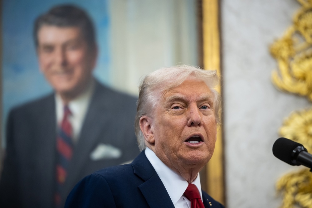 Trump diz que aplicará tarifas de 50% caso China ajude Irã militarmente 