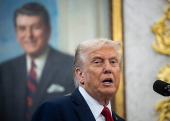 Trump diz que aplicará tarifas de 50% caso China ajude Irã militarmente