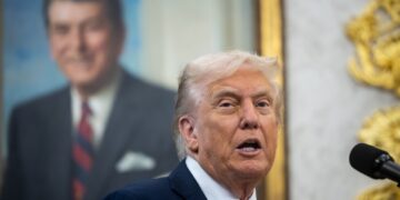 Trump diz que aplicará tarifas de 50% caso China ajude Irã militarmente 