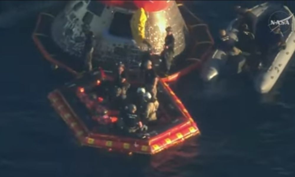 Veja o momento em que astronautas da Artemis II são retirados da cápsula