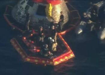 Veja o momento em que astronautas da Artemis II são retirados da cápsula