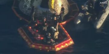 Veja o momento em que astronautas da Artemis II são retirados da cápsula