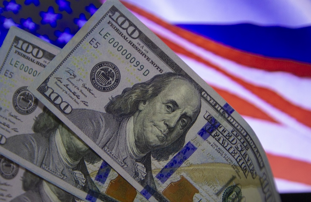 Dólar fecha em leve queda, a R$ 4,97, menor valor em dois anos