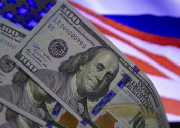 Dólar fecha em leve queda, a R$ 4,97, menor valor em dois anos