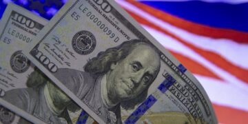 Dólar fecha em leve queda, a R$ 4,97, menor valor em dois anos
