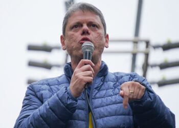 Tarcísio investe em encontros intimistas com prefeitos e termina giro em 45 dias