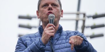 Tarcísio investe em encontros intimistas com prefeitos e termina giro em 45 dias